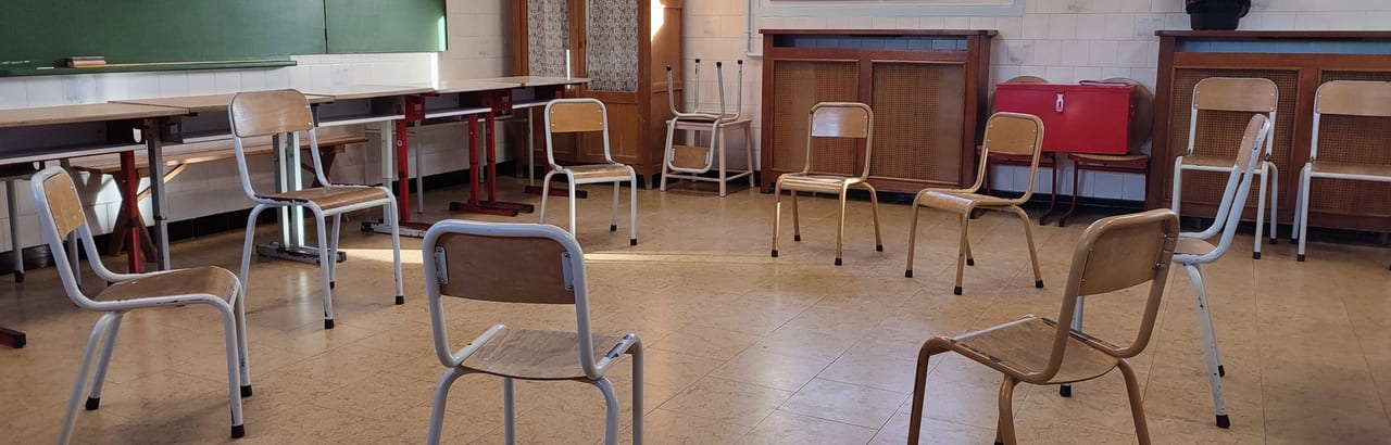 chaises pour enfants disposées en cercle dans une salle de classe, préparées pour une séance de sophrologie à l'école, créant un espace de partage et de détente adapté aux enfants