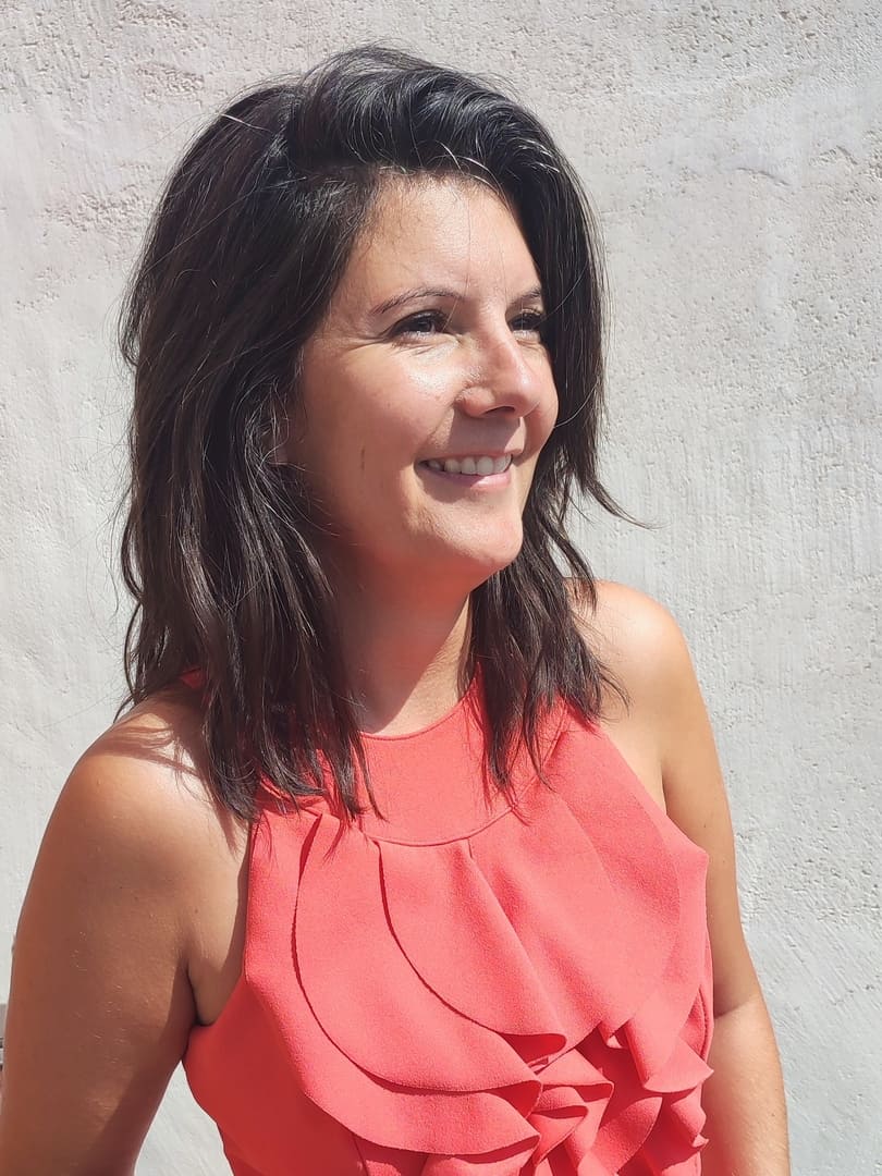 Portrait de Sabrina Fernandes, Sophrologue spécialisée en enfance et parentalité. Posture souriante et confiante, légèrement de biais, le regard tourné vers l'avenir, reflétant l'apaisement et la confiance en soi.