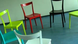 Cercle de chaises colorées symbolisant la diversité des profils et illustrant l'adaptabilité de la sophrologie à tous lors des ateliers de découverte.