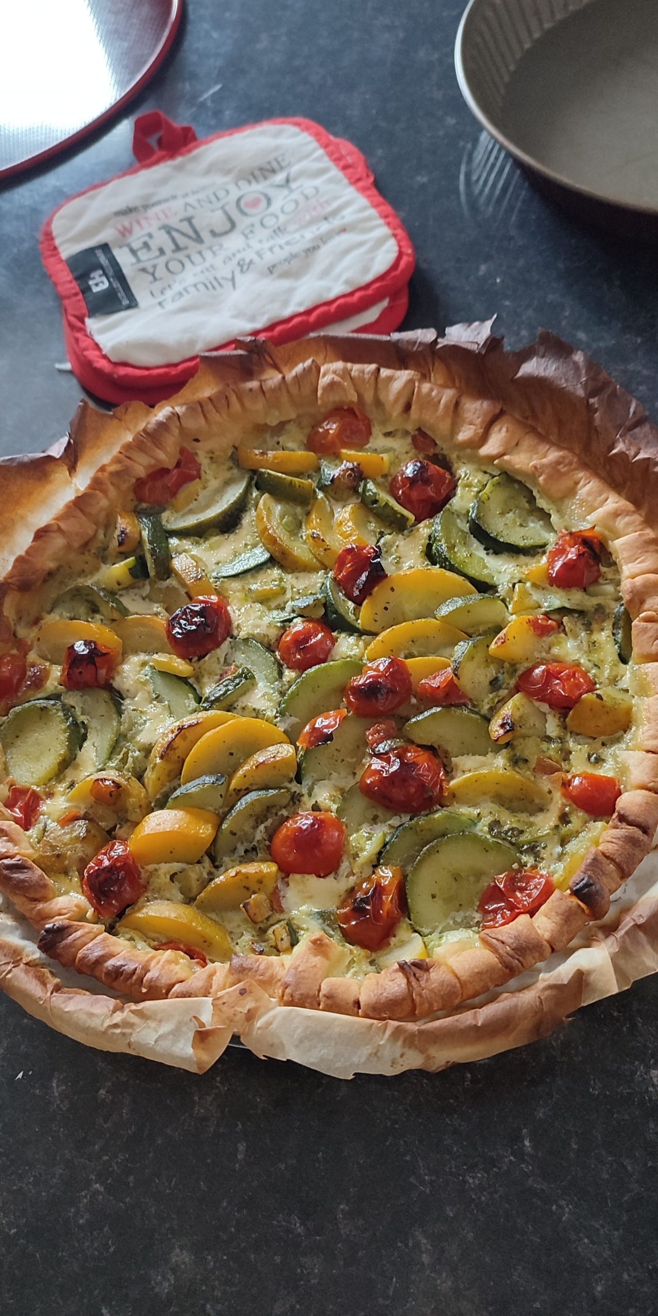 tourte de légumes appétissante et colorée qui éveille un sentiment de gaieté et de curiosité gustative