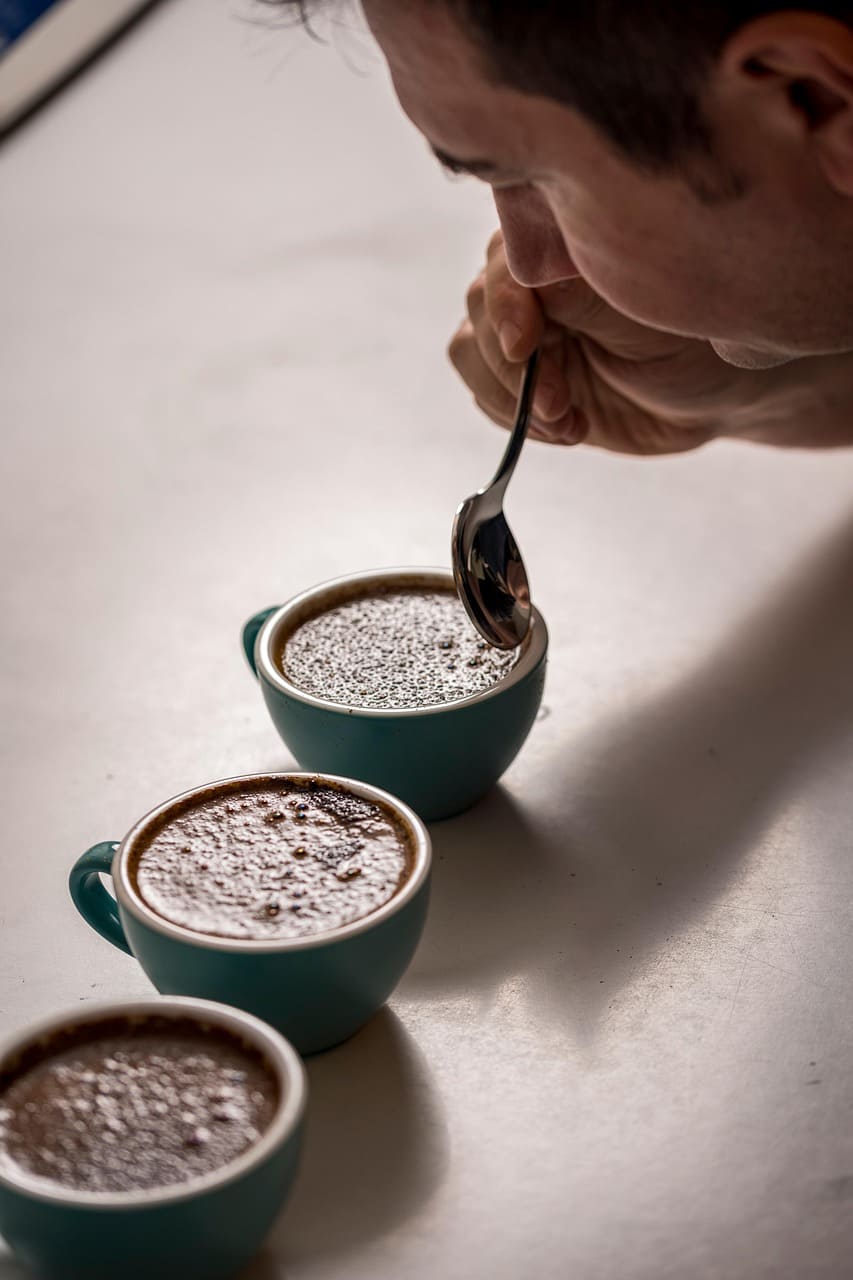 homme qui découvre la café au travers de ses cinq sens en action