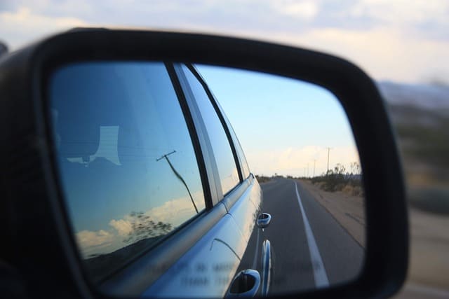 vacances dans le rétroviseur qui symbolise le retour chez soi
